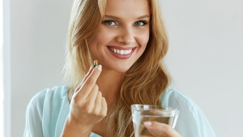 vitamini za kosu, devojka pije vitamine