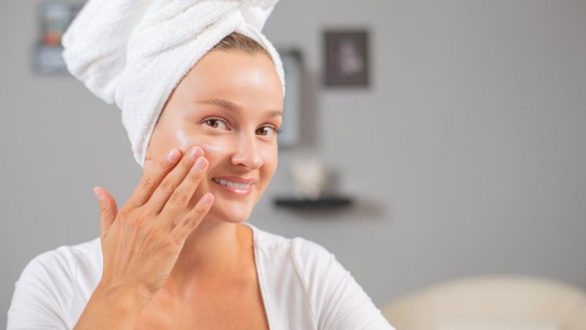 puzzle krema, devojka maže kremu